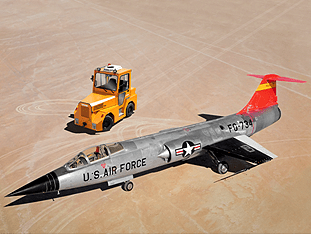 Gipfeltreffen – F-104 Starfighter vs. VOLK Dieselschlepper DFZ 150H